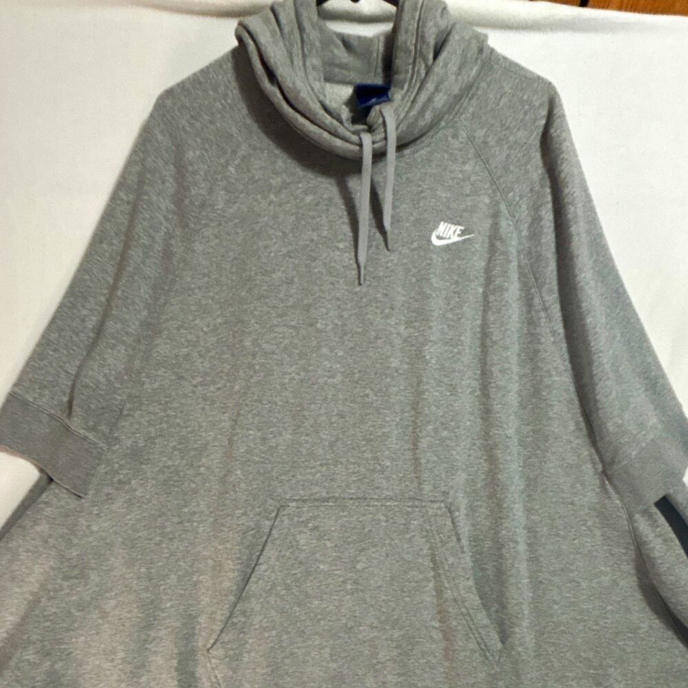 Nike Women’s Gray Pullover Poncho Size L Kangaroo Pocket Embroidered Logo